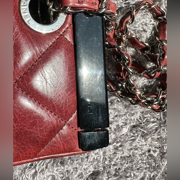 Preowned - CHANEL
Glazed Calfskin Quilted Small CC Delivery Tote Burgundy - Picture 11 of 16